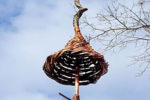 Vogelfutterhaus am Stock