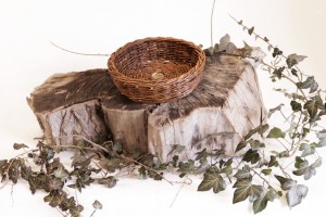 Weidenschale mit geflochtenem Boden
