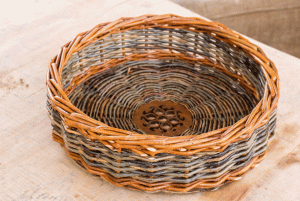 Deko-Flechtschale mit Ornament im Boden