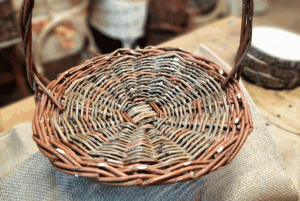 Flache Weidenschale