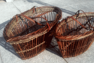 Gestäbt-gefitzte Tasche mit Lederhenkeln