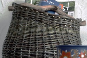 Griffbereit – asymmetrischer Objektkorb mit Fundholzgriff