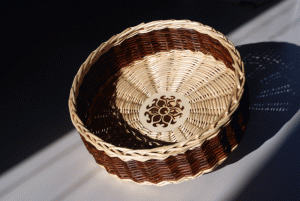 Deko-Flechtschale mit Ornament