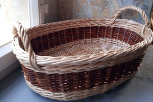 Ovaler Brotkorb aus ungeschälter Weide