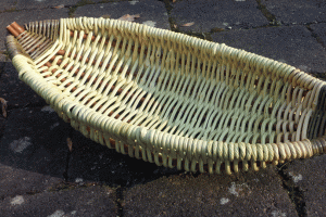 Schale mit Waldrebengeflecht
