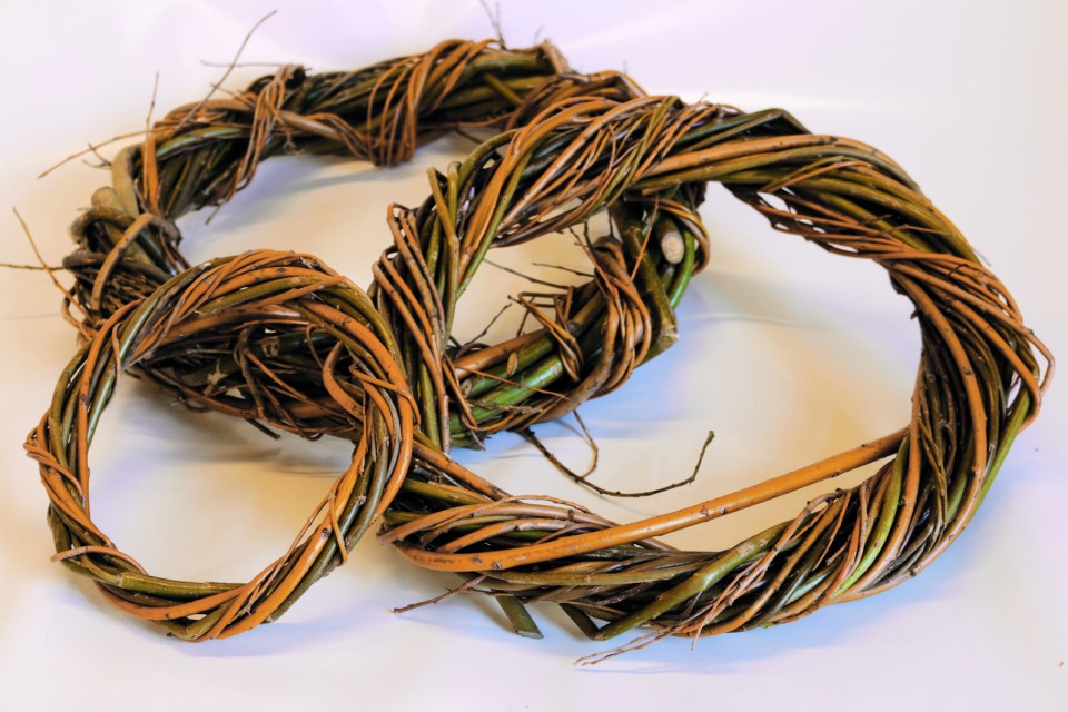Weidenkranz für den Advent mit Naturmaterial dekoriert